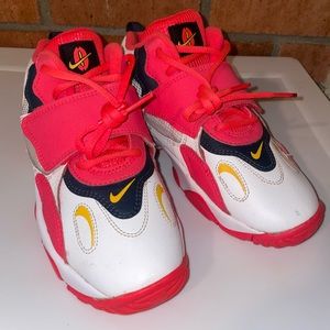 BRAND NEW/NEVER WORN Nike Air Speed Turf sneakers - Coral pink & black  Size:2Y